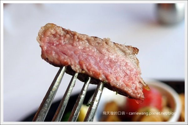 【台中牛排餐廳】金磚極品牛排．商業午餐。祝我自已生日快樂，也大家新年快樂！Happy 2013~ @飛天璇的口袋