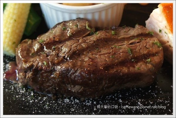 【台中牛排餐廳】金磚極品牛排．商業午餐。祝我自已生日快樂，也大家新年快樂！Happy 2013~ @飛天璇的口袋