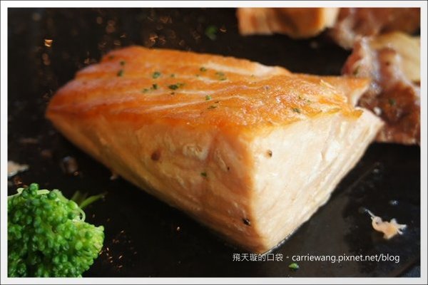 【台中牛排餐廳】金磚極品牛排．商業午餐。祝我自已生日快樂，也大家新年快樂！Happy 2013~ @飛天璇的口袋