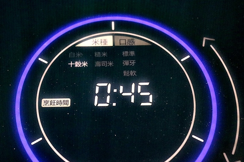 飛利浦雙向智旋IH電子鍋┃居家生活：飛利浦雙向智旋IH電子鍋開箱文 雙向智旋IH加熱技術搭配火紋鍋讓每粒米都能完美呈現，內附鍋巴飯和糙米飯食譜分享 @飛天璇的口袋