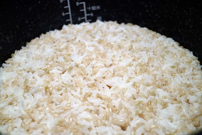 飛利浦雙向智旋IH電子鍋┃居家生活：飛利浦雙向智旋IH電子鍋開箱文 雙向智旋IH加熱技術搭配火紋鍋讓每粒米都能完美呈現，內附鍋巴飯和糙米飯食譜分享 @飛天璇的口袋