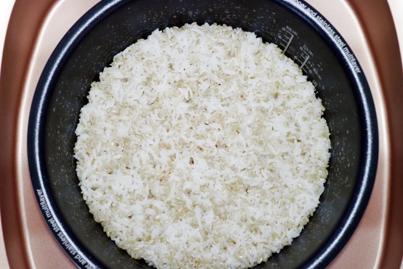 飛利浦雙向智旋IH電子鍋┃居家生活：飛利浦雙向智旋IH電子鍋開箱文 雙向智旋IH加熱技術搭配火紋鍋讓每粒米都能完美呈現，內附鍋巴飯和糙米飯食譜分享 @飛天璇的口袋