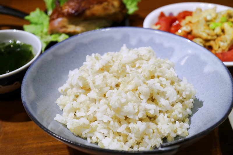 飛利浦雙向智旋IH電子鍋┃居家生活：飛利浦雙向智旋IH電子鍋開箱文 雙向智旋IH加熱技術搭配火紋鍋讓每粒米都能完美呈現，內附鍋巴飯和糙米飯食譜分享 @飛天璇的口袋