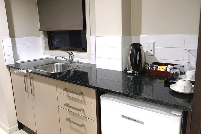 紐西蘭奧克蘭｜奧克蘭城市飯店 Auckland City Hotel．房間備有小廚房，隔壁就是韓國超市，鄰近天空塔、皇后大道和維達港 @飛天璇的口袋