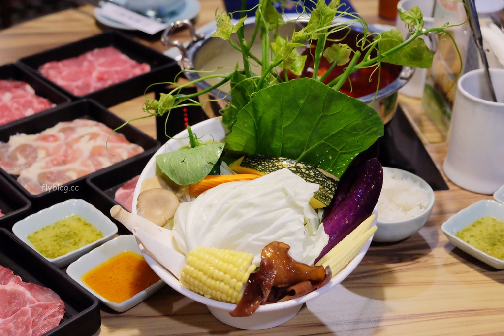 藍象廷泰式火鍋吃到飽｜429元泰式火鍋吃到飽起，泰式料理單點只要100元，台中大魯閣新世代購物中心 @飛天璇的口袋