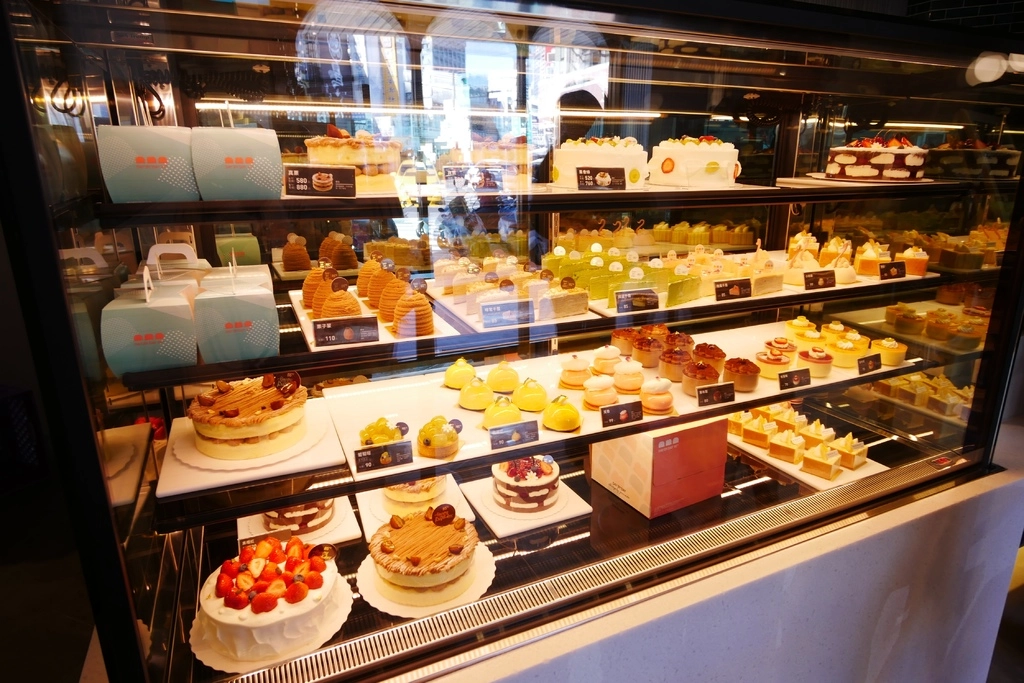 85度C DAY BY DAY：台中美食~韓式厚煎吐司！舒芙蕾+千層蛋糕！網美系甜點，台中IG打卡新景點 @飛天璇的口袋