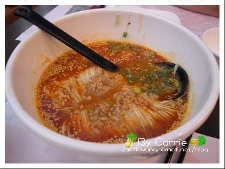 【香港美食推薦】鏞記酒家飛天燒鵝(米其林一顆星)v.s翡翠拉麵小籠包(香港機場) @飛天璇的口袋