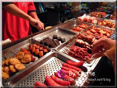 高雄瑞豐夜市：必吃小吃美食推薦~萬國牛排+忽必烈蒙古烤肉+幸福紅豆餅+幸ㄝ日式可樂餅+邱記碳烤+泡沫小站 @飛天璇的口袋