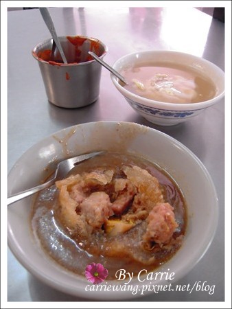 阿三肉圓｜榮獲多屆肉圓節冠軍的阿三肉圓，脆皮肉圓有特色，內餡干貝很奢華 @飛天璇的口袋