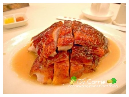 【香港美食推薦】鏞記酒家飛天燒鵝(米其林一顆星)v.s翡翠拉麵小籠包(香港機場) @飛天璇的口袋