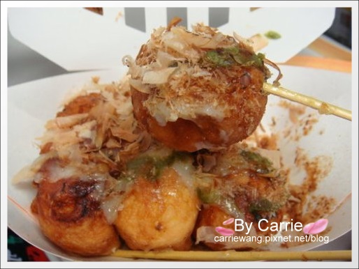 【台中逢甲夜市】必吃小吃美食推薦。許記生煎包+好食雞無骨炸雞+月亮屋月亮蝦餅+黃金右腿+幸福燒+阿華黑輪店+魚就醬吃+金牌巨無霸香酥臭豆腐+日船章魚小丸子+帝鈞碳烤胡椒餅 @飛天璇的口袋